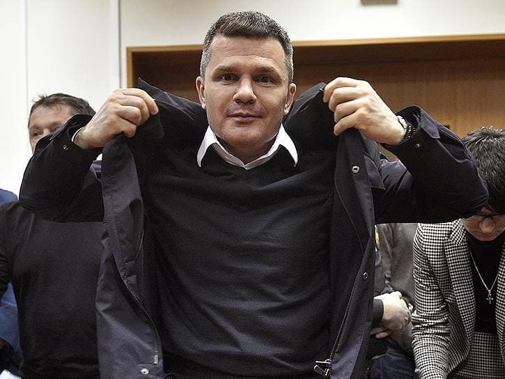 Каменщик пытался вытащить из Домодедово 18,5 млрд рублей