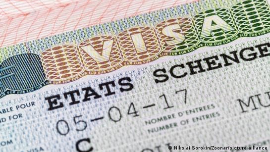 ЕС в январе готовит визовые ограничения для россиян